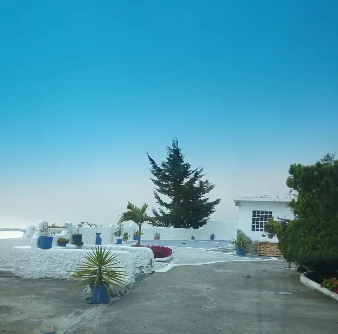 Terrazas blancas sobre la loma